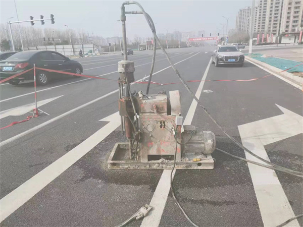 泰丰办事处公路路面下沉沉降开裂注浆加固施工